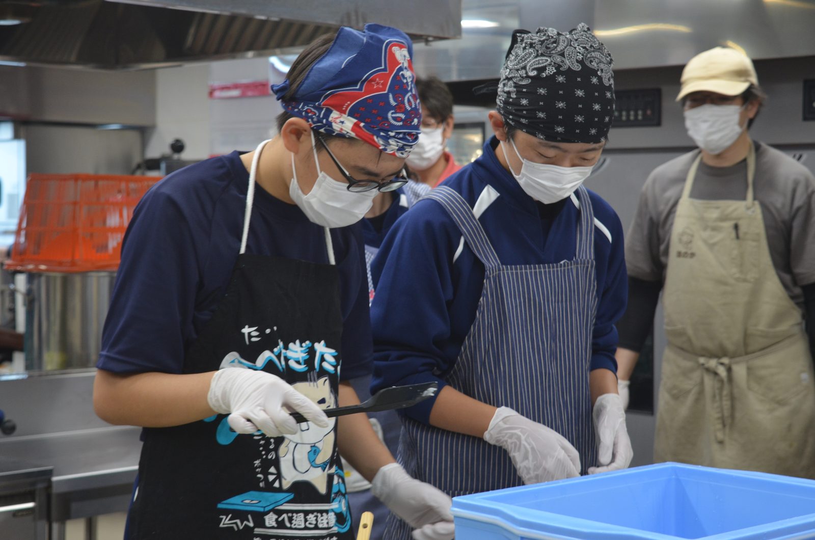 調理する生徒たち