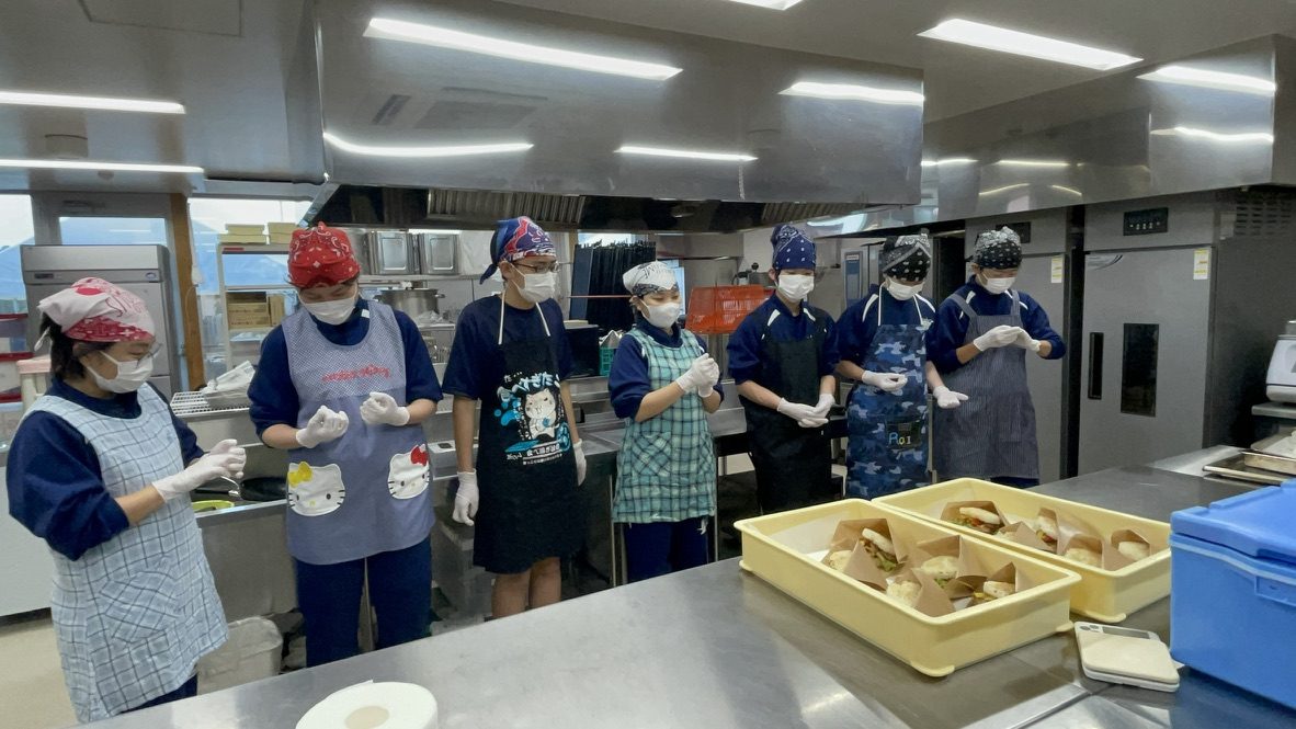 完成を喜ぶ生徒たち
